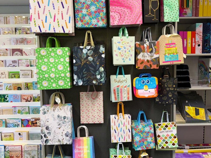Geschenktaschen und Geschenkpapier im Sortiment