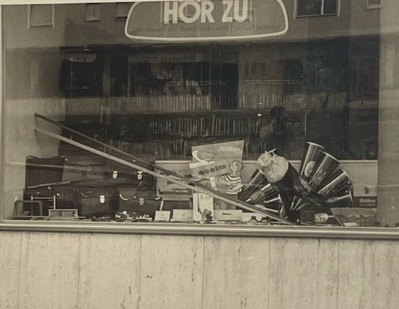 Schaufenster der Papeterie in der Böhmerwaldstraße mit Schulranzen, Schultüten und Schreibwaren, um 1960