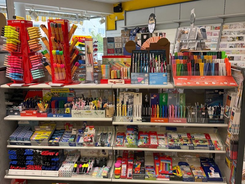 Stifte und Schreibgeräte im Laden